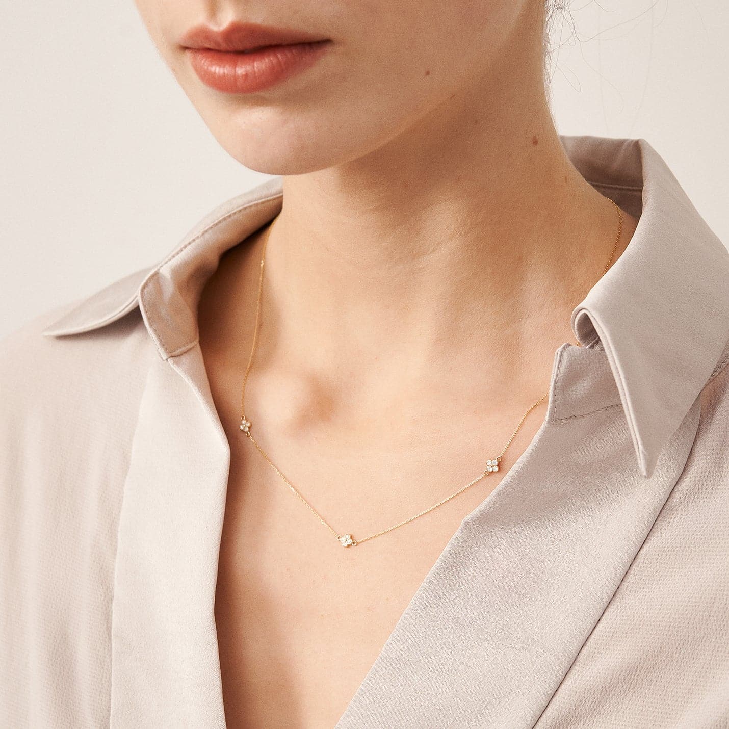 Collier station de fleurs en diamant en or massif 585