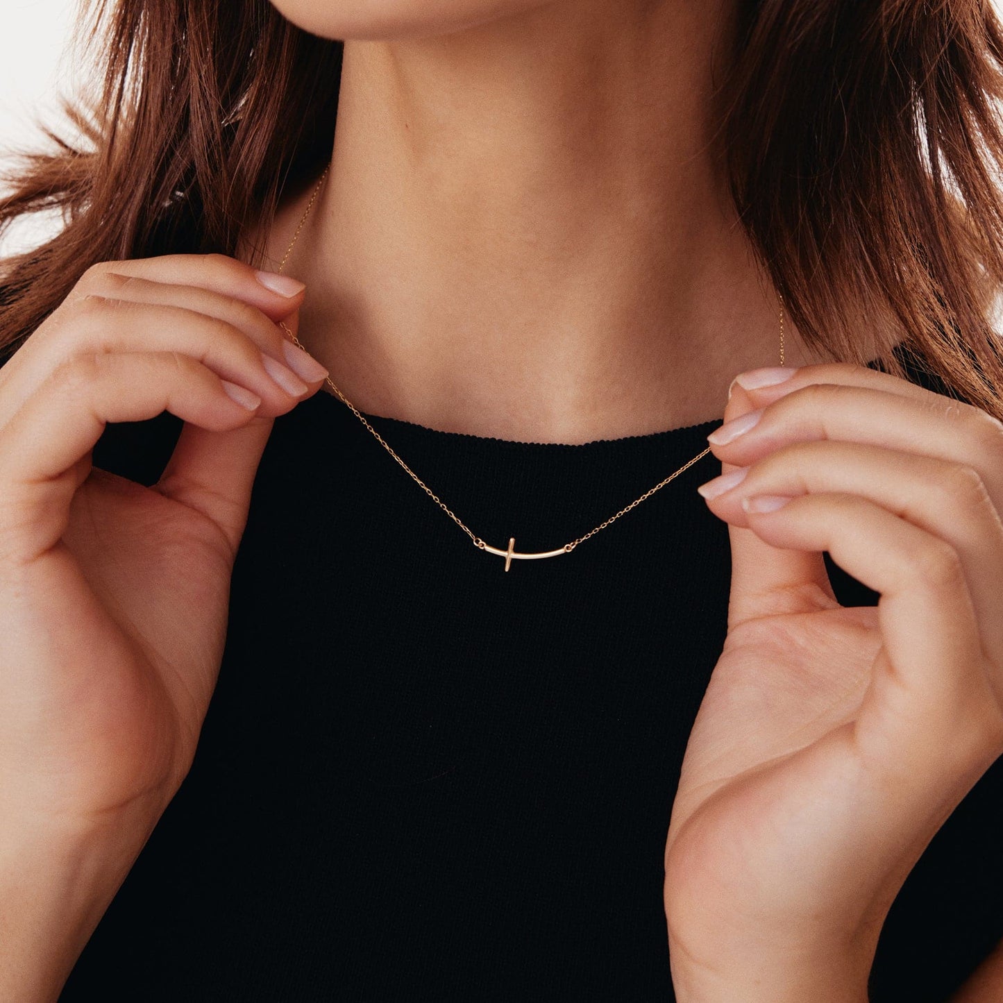 Collier croix incurvée latéralement en or 585