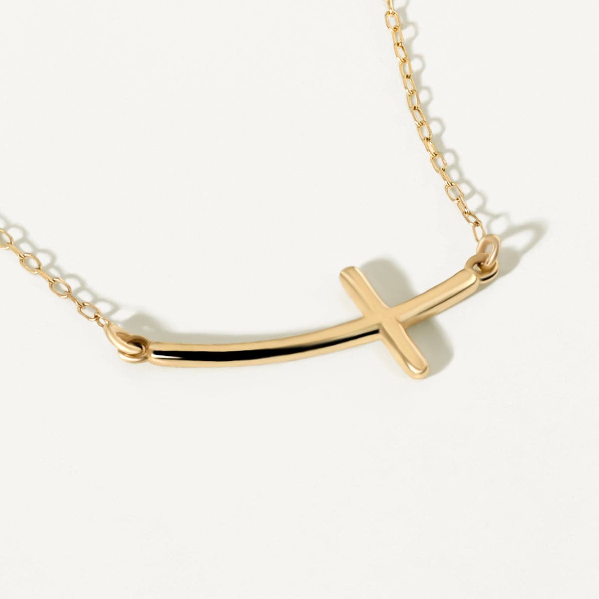 Collier croix incurvée latéralement en or 585