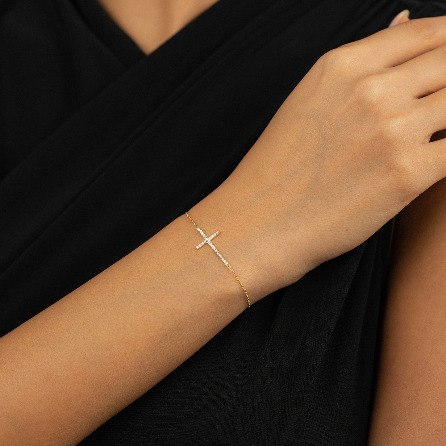 Horizontales Kreuz-Armband mit Diamantpflaster