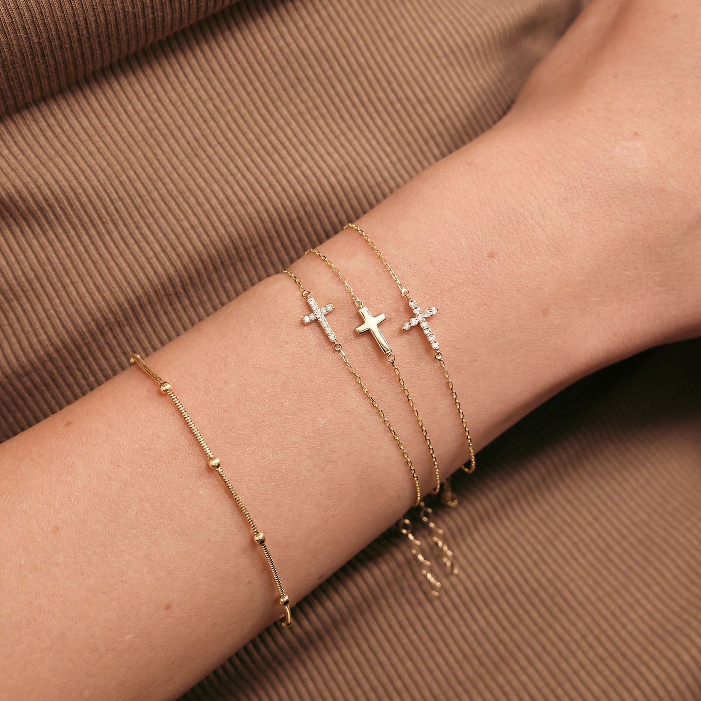 Cross Charm Bracelet in 585 solid gold