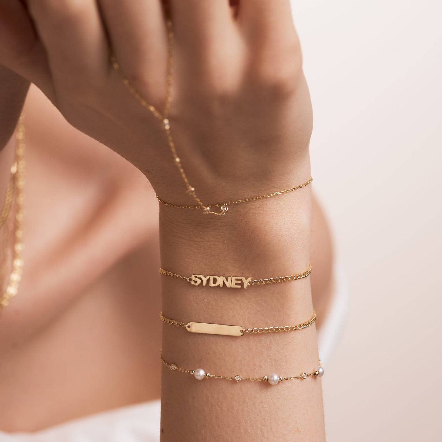 Armband mit Stationshandkette und Lünettenfassung