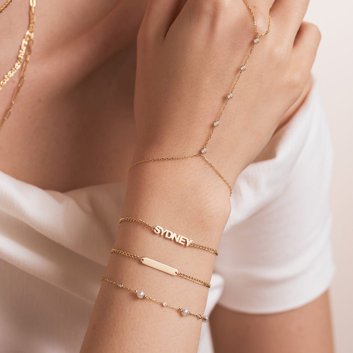 Armband mit Stationshandkette und Lünettenfassung