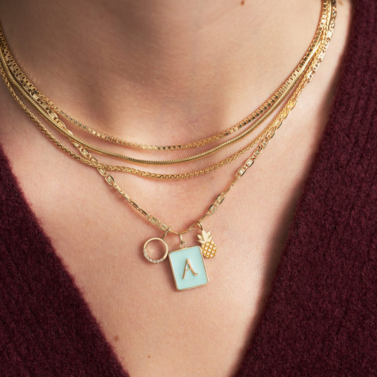 Buchstaben Charm mit Emaille