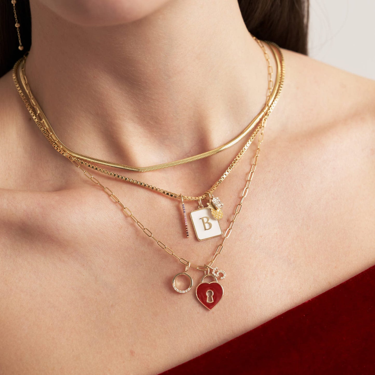 Buchstaben Charm mit Emaille