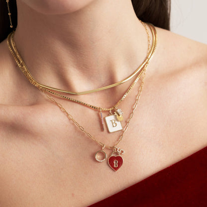 Buchstaben Charm mit Emaille