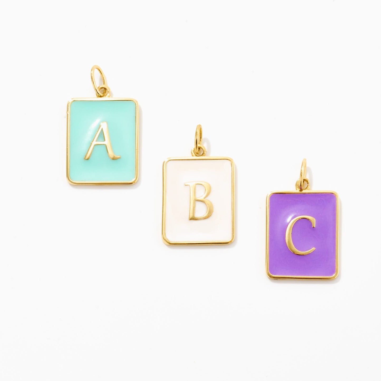 Buchstaben Charm mit Emaille