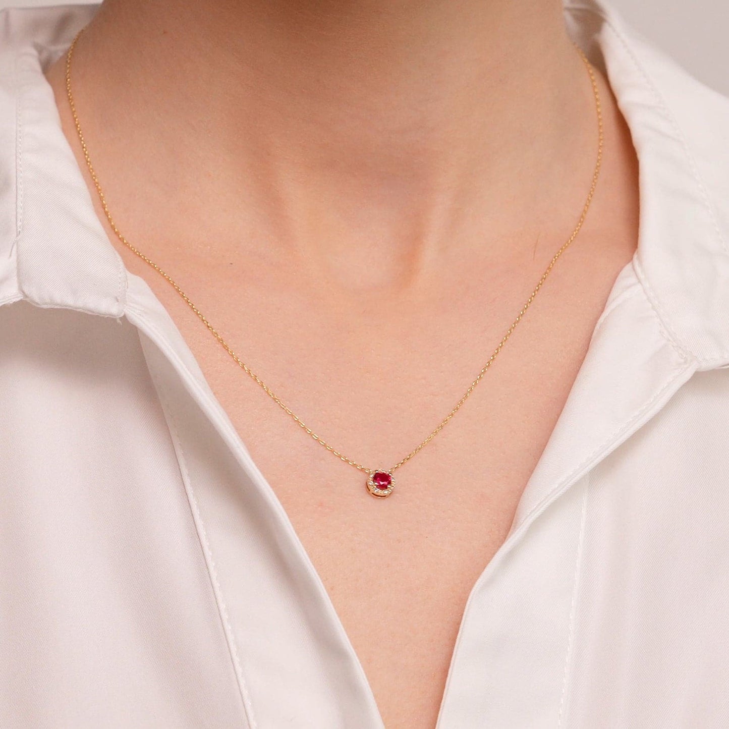 Halskette mit Rahmenanhänger aus Diamanten und Rubinen
