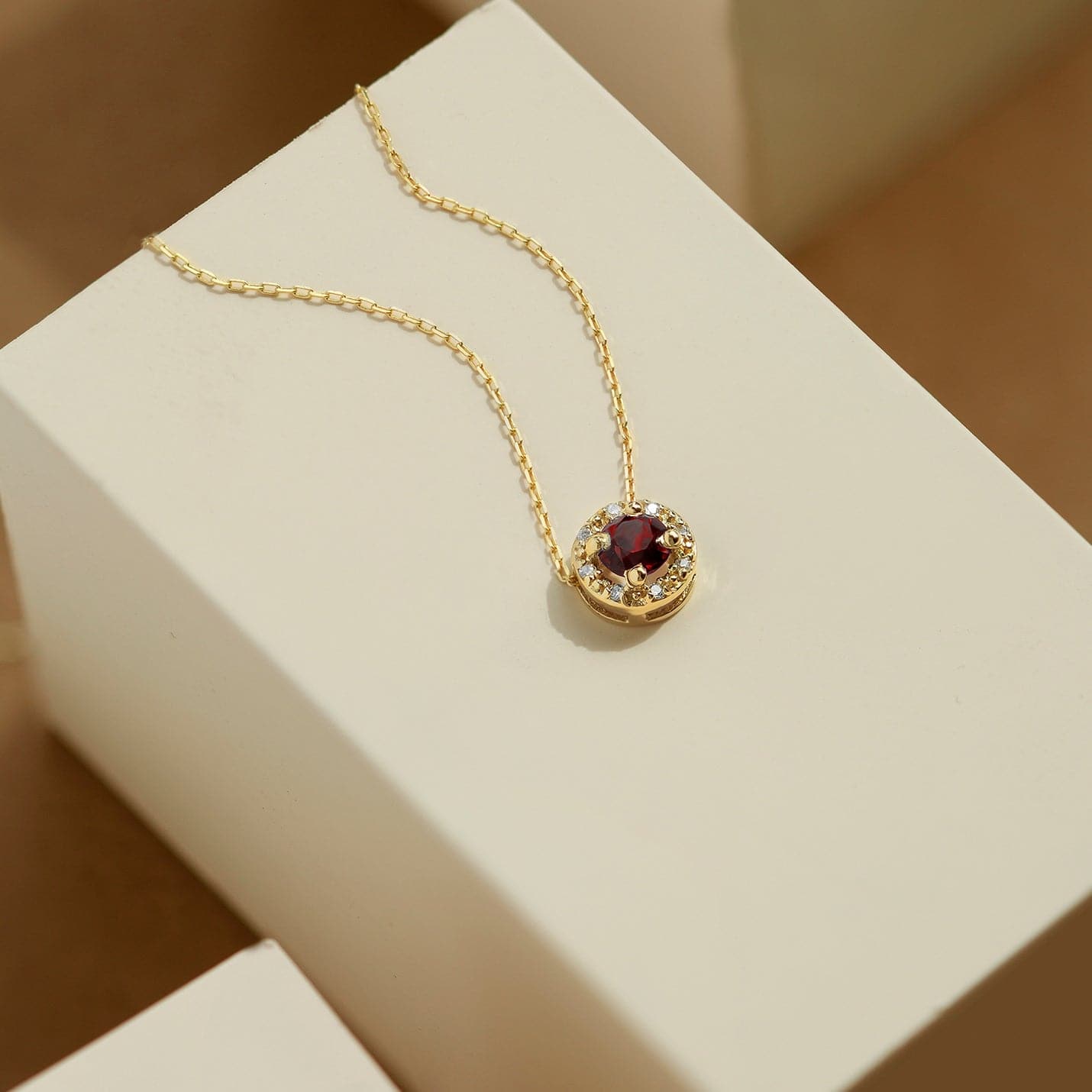 Halskette mit Rahmenanhänger aus Diamanten und Rubinen