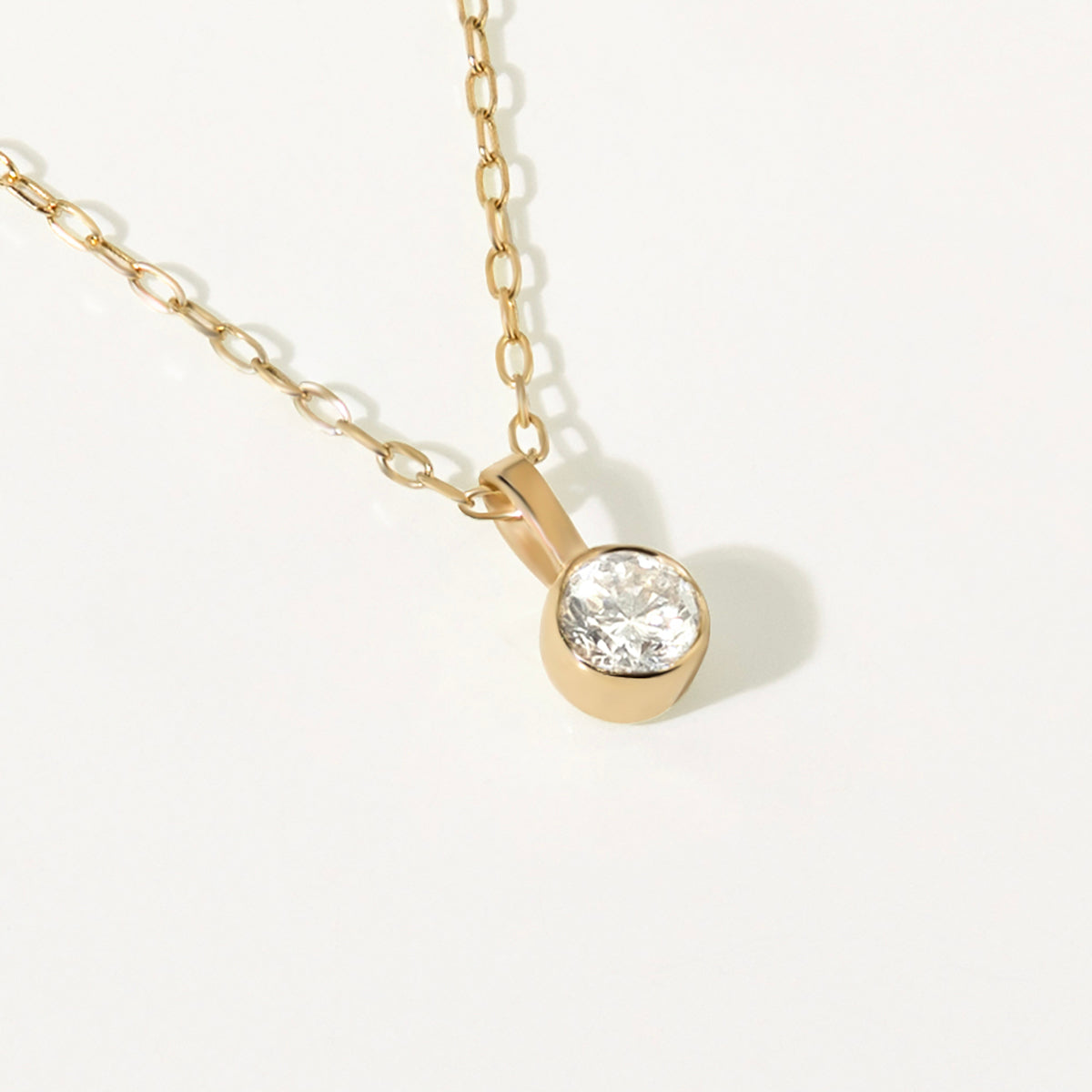 Collier pendentif solitaire diamant avec lunette en or jaune 585