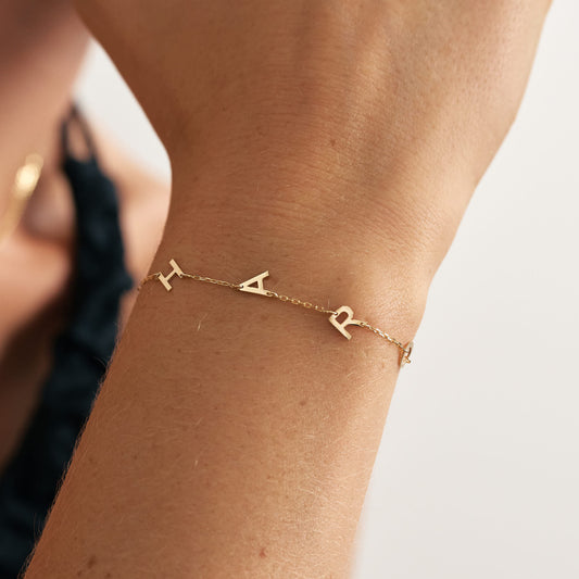 Armband mit Buchstaben