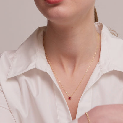 Halskette mit Rahmenanhänger aus Diamanten und Rubinen