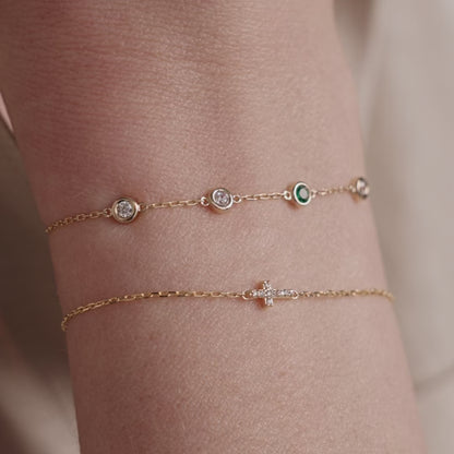 Armband mit kleinem Diamantkreuz